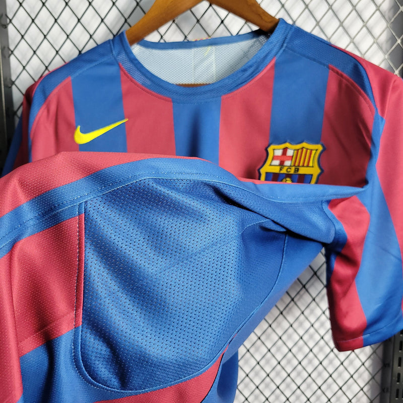 Camisa Barcelona 05/06 Retrô - Azul e Vermelha